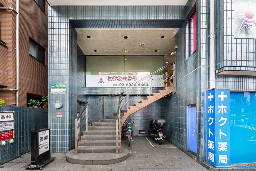 ビル入り口（大通り沿いの階段をあがります）