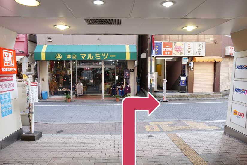 外に出て、右へ向かいます