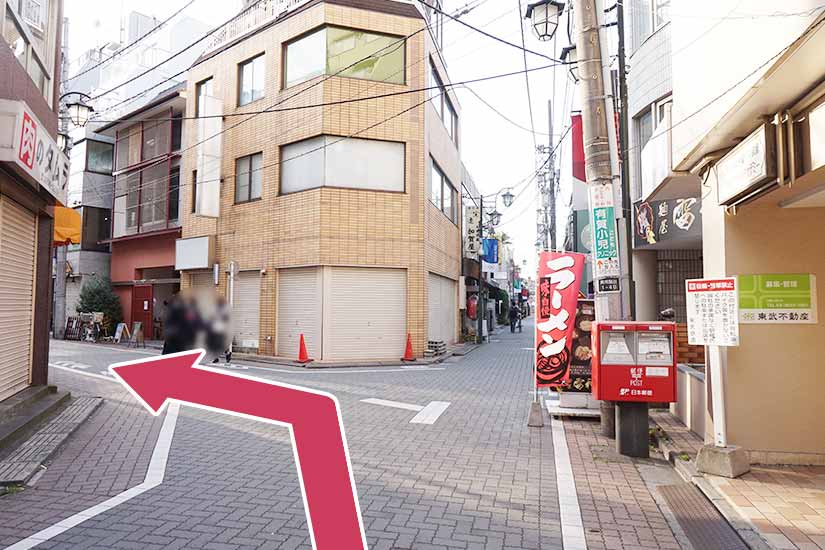 すぐのT字路を左に曲がります