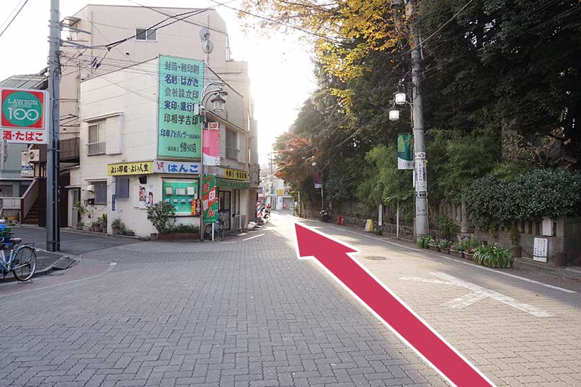 神社に沿って、まっすぐ進みます