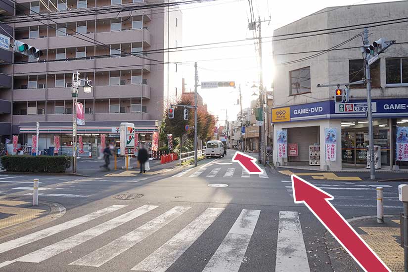 信号を渡り、まっすぐ進みます