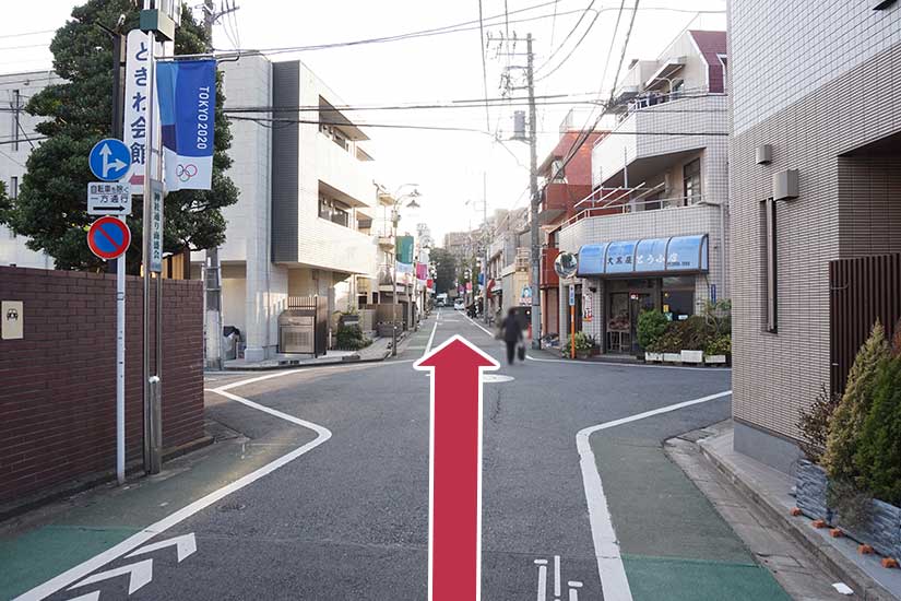 十字路をまっすぐ進みます