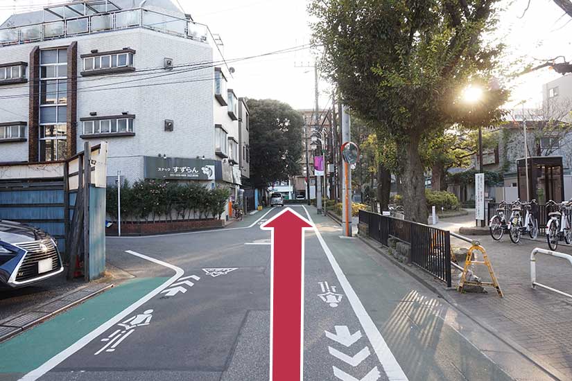 公園沿いを進み、川越街道へ向かって真っすぐ進みます