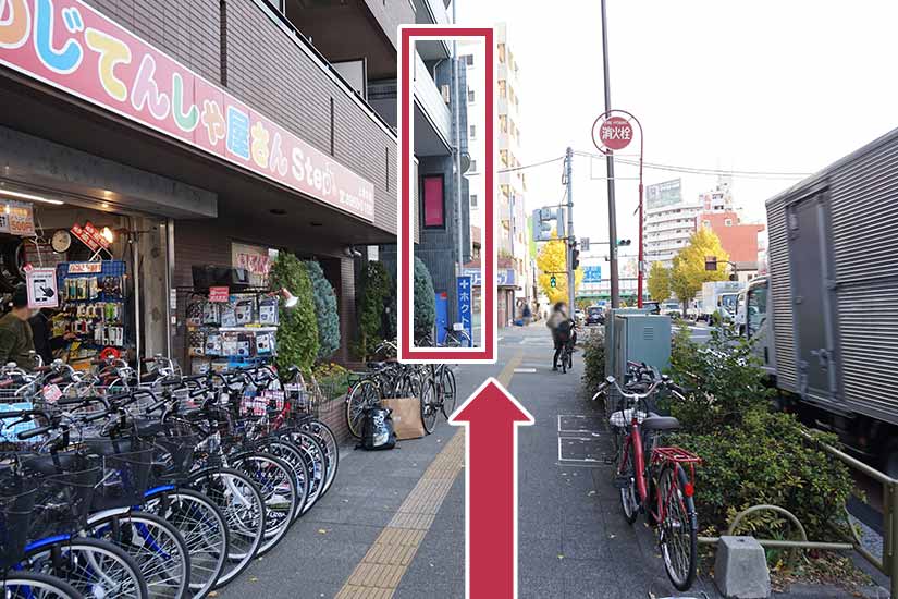 自転車屋の先のビルに当院があります